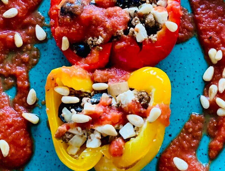 Gefüllte Paprika mit Vegihack und Feta und Tomatensugo