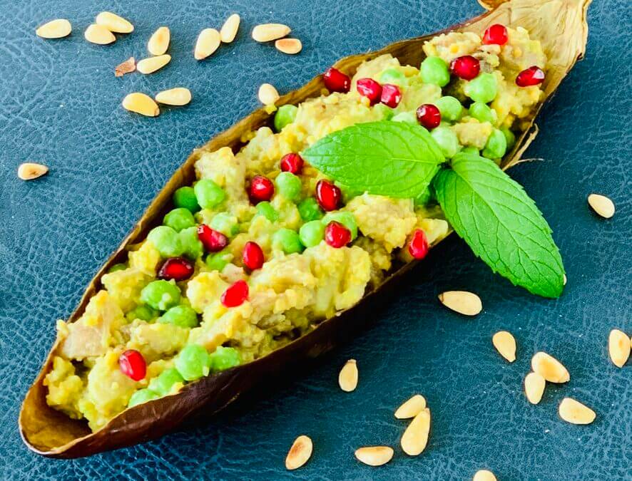 Aubergine mit Mais Couscous und Erbsen Minze Hummus
