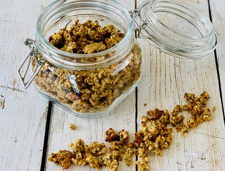 Zuckerfreies Tahini Chia Knuspermüsli