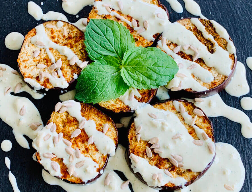 Pikante Aubergine mit Tofu Minze Dip