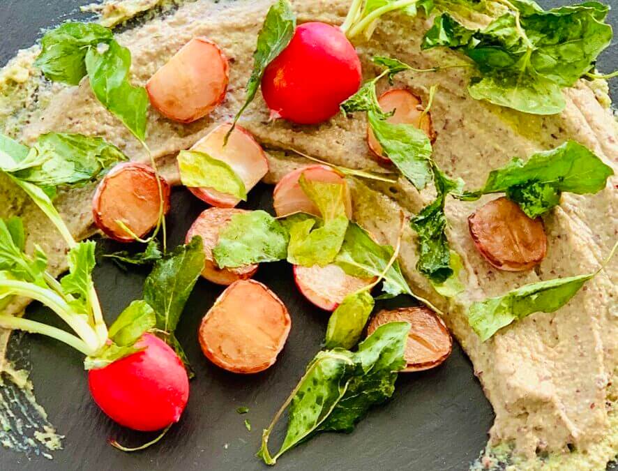 Bohnen Brokkoli Püree mit gerösteten Radieschen und Radieschenblätterchips