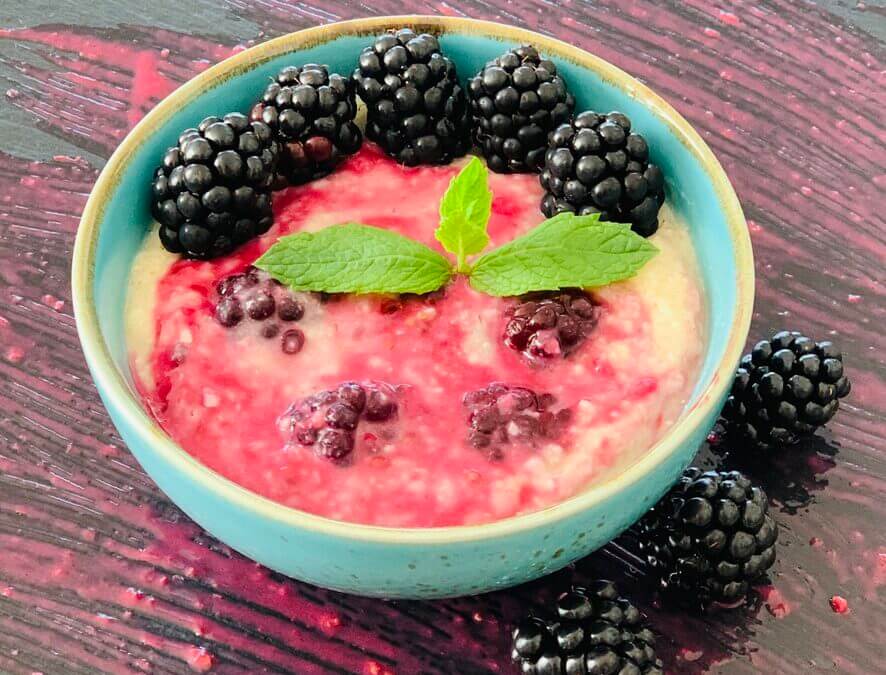 Hirse Erdmandel Porridge mit Brombeeren Kompott