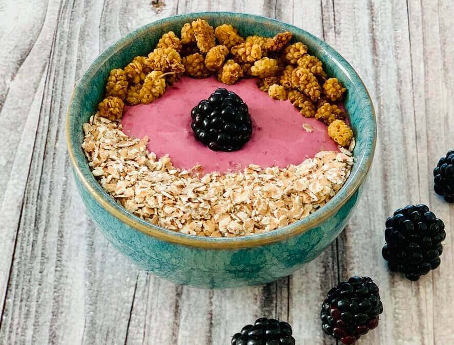 Brombeeren Kaltschale mit Maulbeeren und Buchweizen