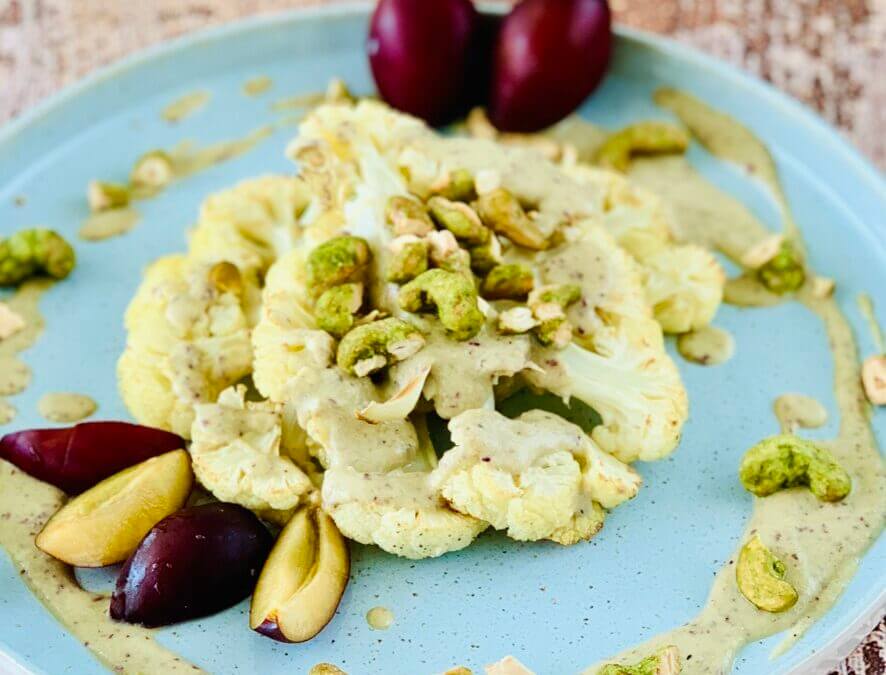 Ofenblumenkohl mit Zwetschgen Wasabi Cashew Sauce