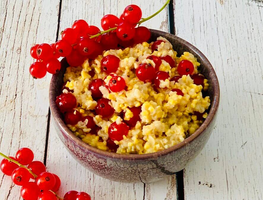 Hafer Lupinen Porridge mit Johannisbeeren