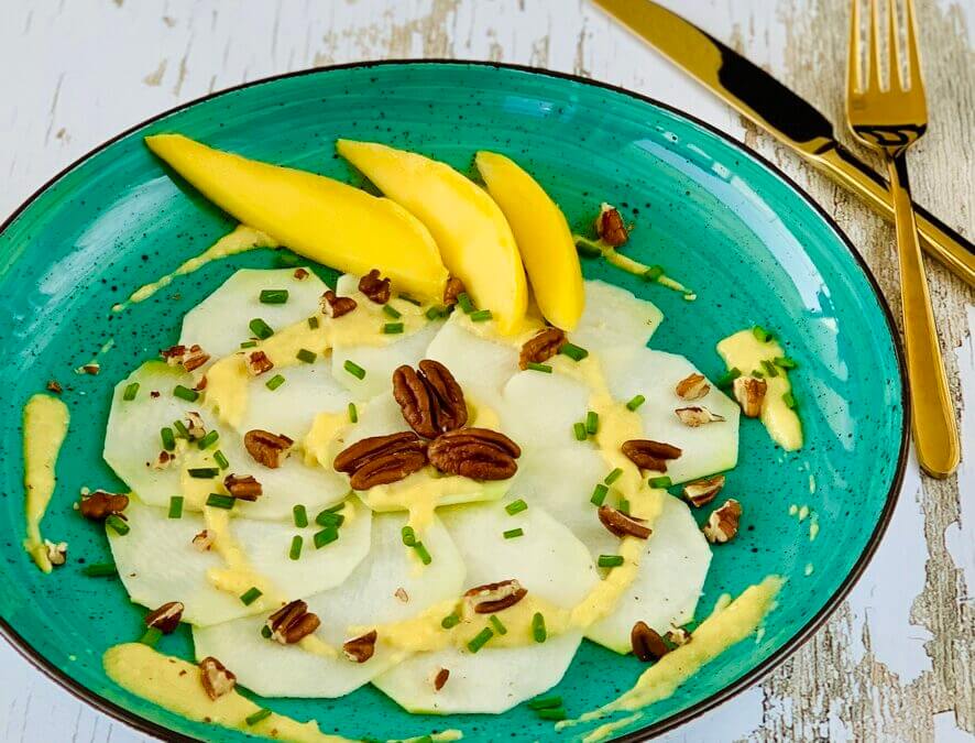 Kohlrabi Carpaccio mit Mango Feta Sauce