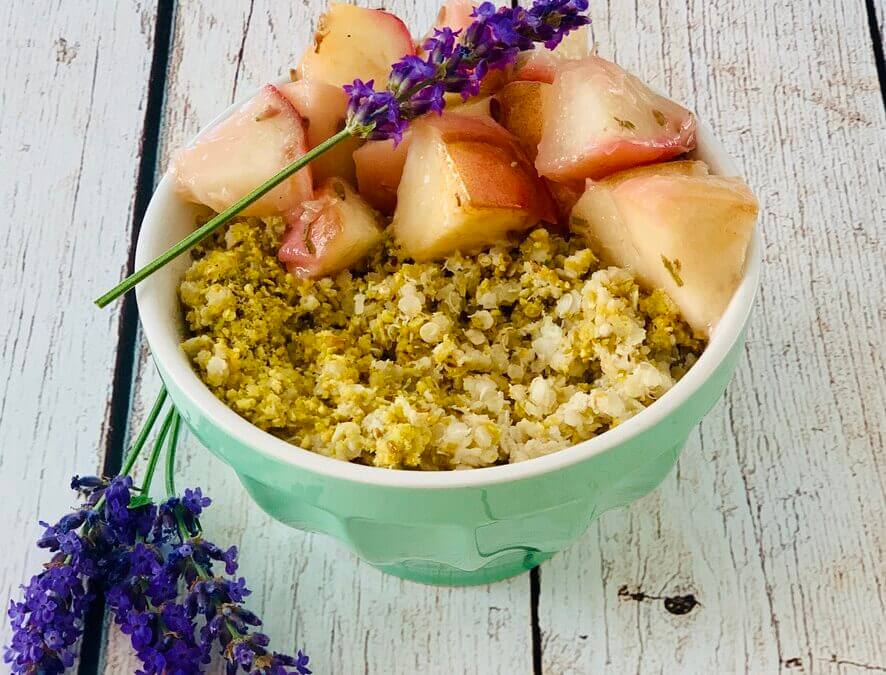 Quinoa Pistazien Porridge mit Lavendelpfirsich