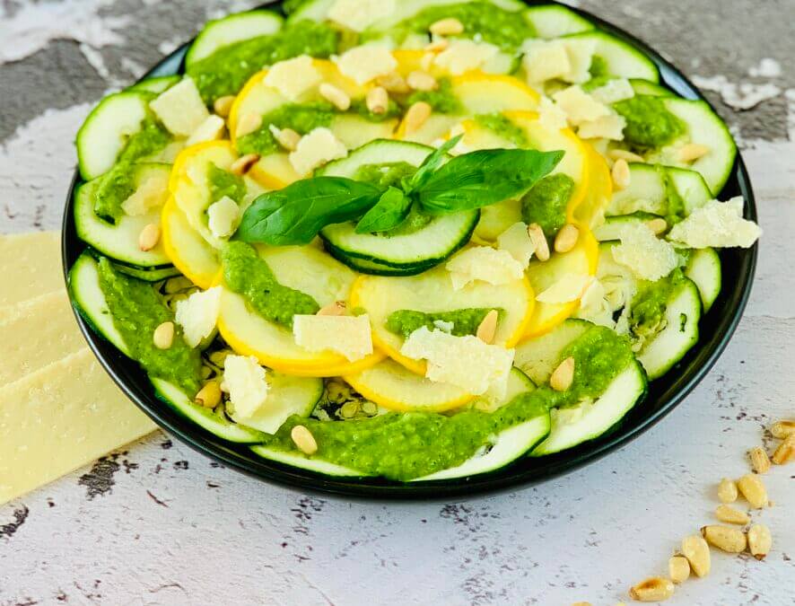 Zucchini Carpaccio mit Basilikumsauce
