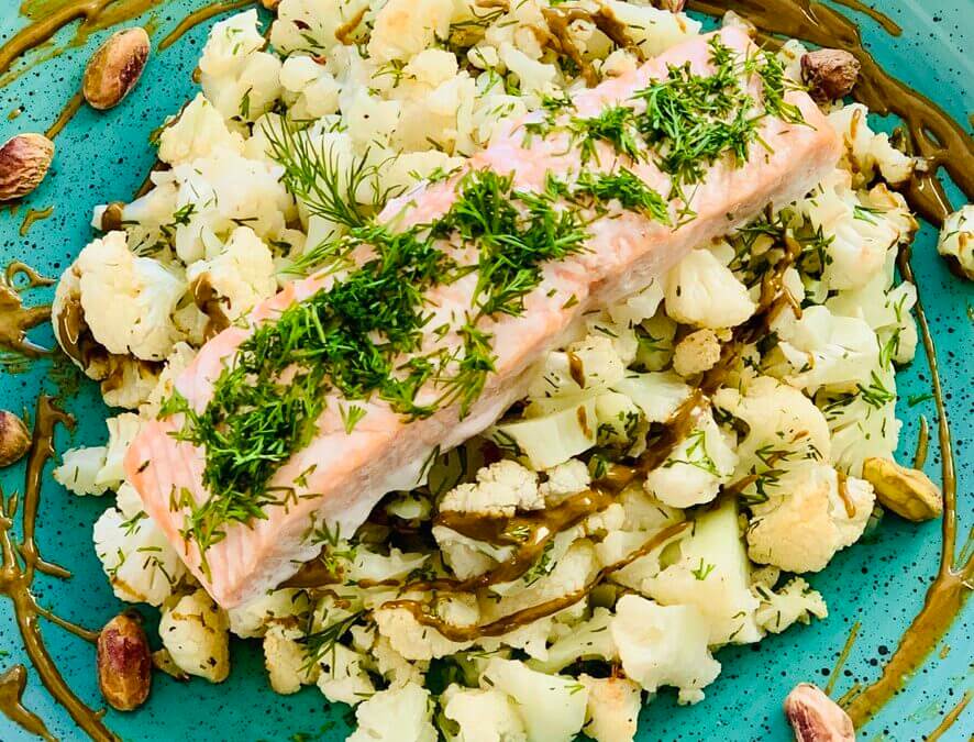 Ofenlachs mit Pistazien Dill Blumenkohl