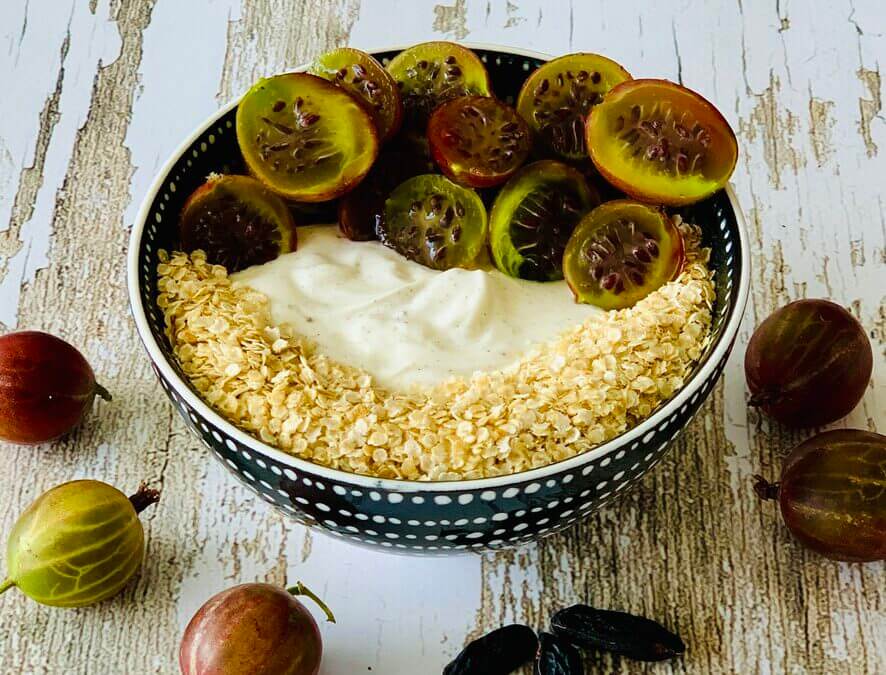 Tonkabohnen Kaltschale mit Stachelbeeren und Quinoaflocken