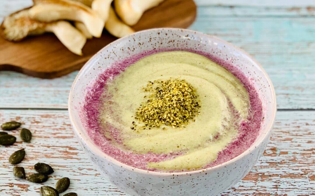 Rotkohlsuppe mit Kürbiskernschaum und gebratenen Austernpilzen