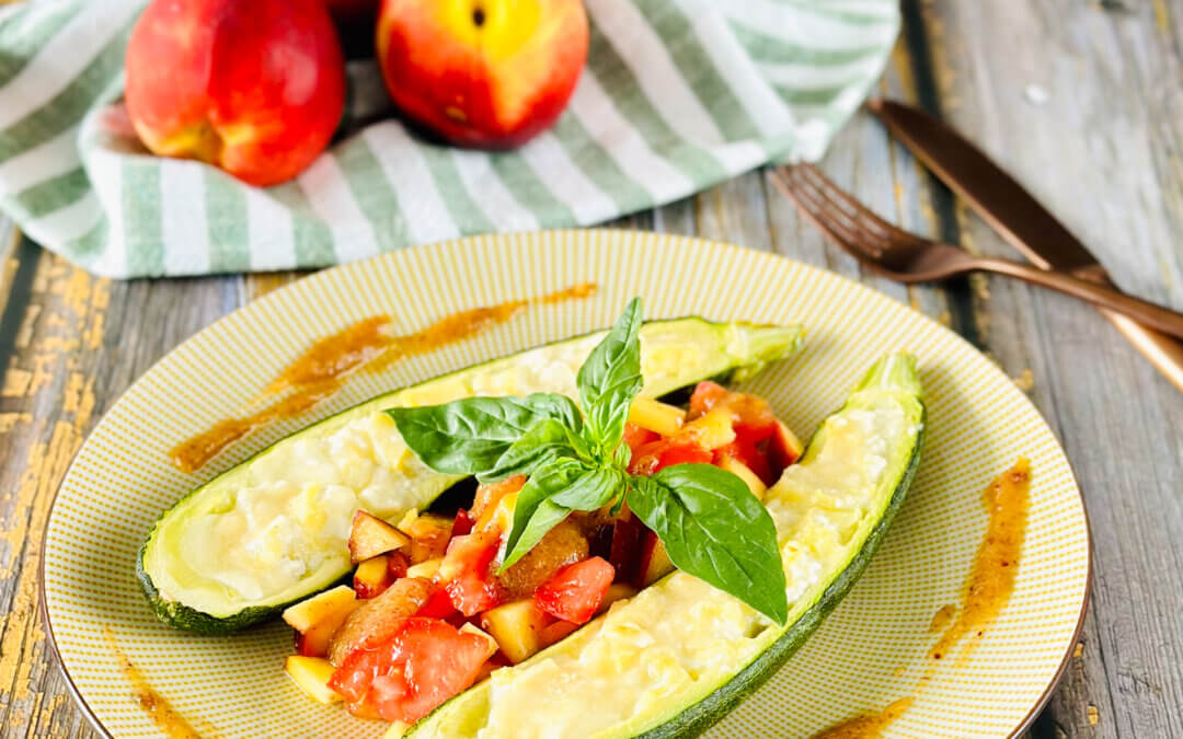 Gefüllte Zucchini an fruchtiger Tomaten Salsa mit Zucchini Minze Tsaziki