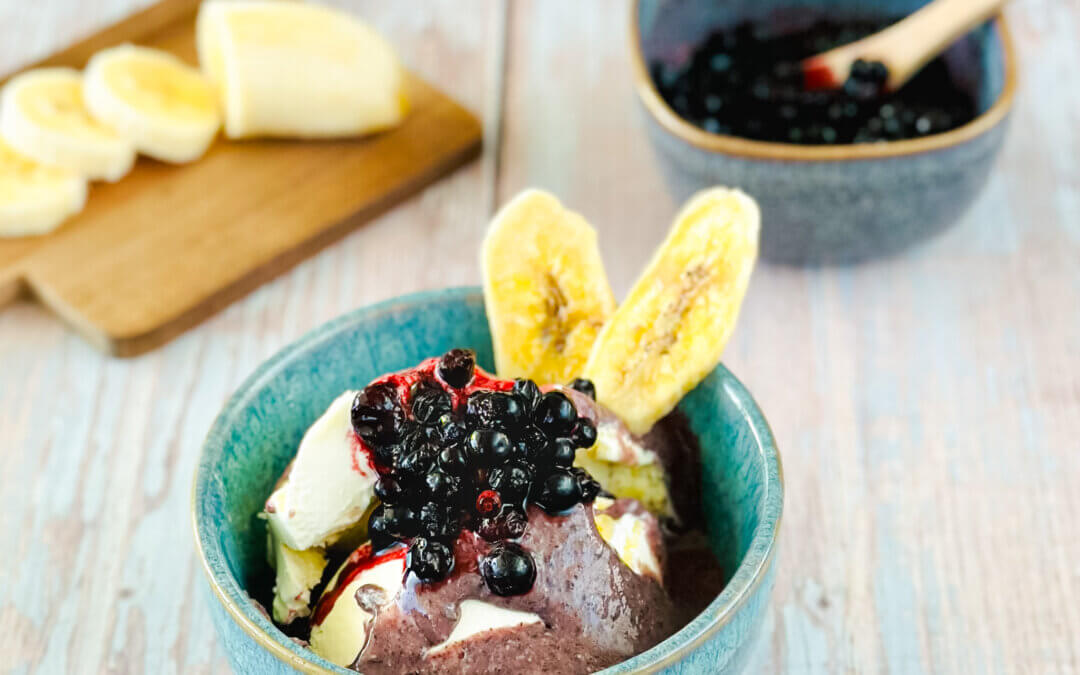 Bananeneis mit Vanille Blaubeerenkompott