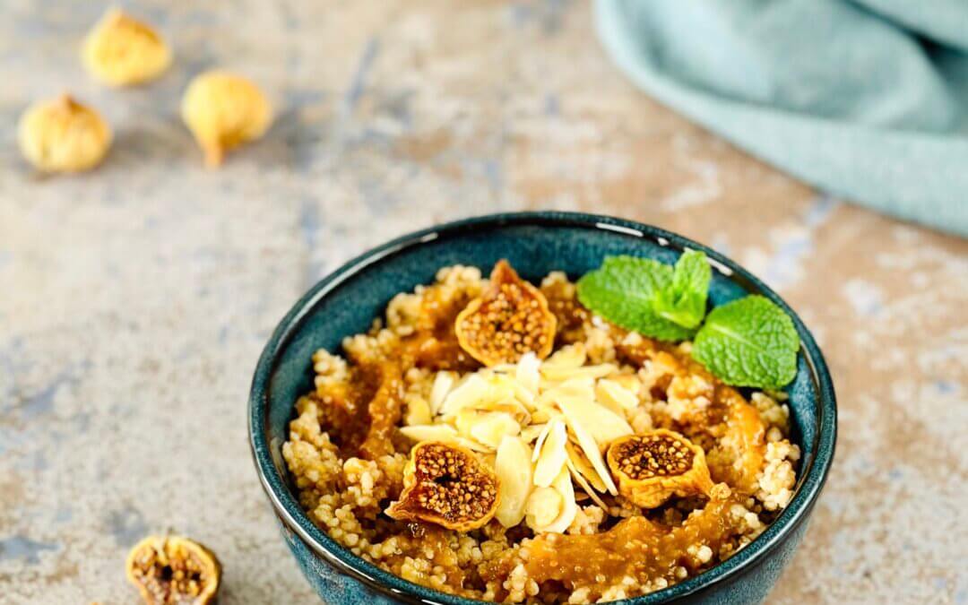 Süsses Frühstücks Couscous mit Datteln und Mandeln
