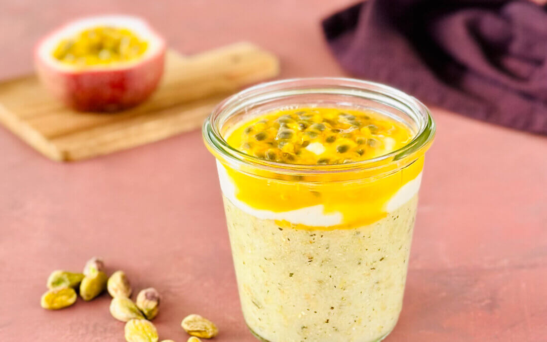 Low Carb Pistazien Dinkelgriess Porridge mit Kokos Passionsfrucht Topping